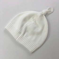 Căciulă tricotată albă pentru bebeluși cu pompon